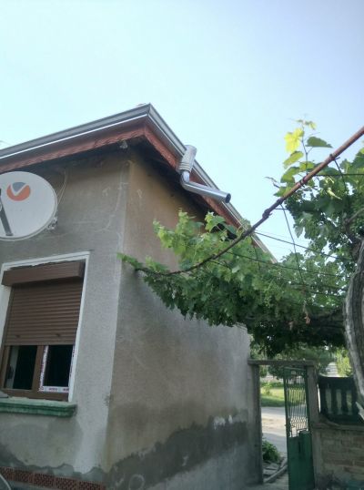 Монтаж на безшевни улуци и водосточни тръби - Покриви и улуци ЕООД - Плевен, Ловеч, Троян, Луковит, Кнежа, Белене, Свищов, Велико Търново