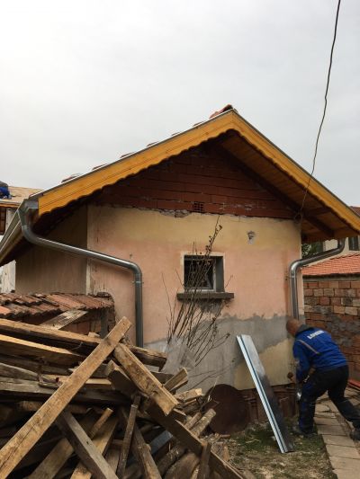 Монтаж на подцинковани улуци и водосточни тръби - Покриви и улуци ЕООД - Плевен, Ловеч, Троян, Луковит, Кнежа, Белене, Свищов, Велико Търново