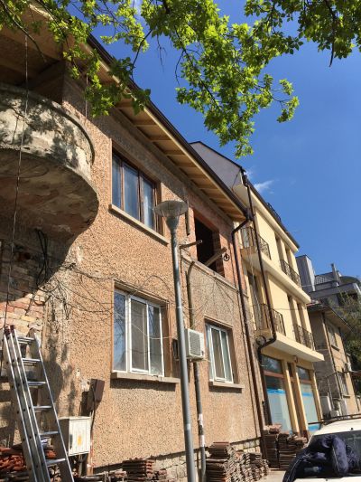 Монтаж на кафяви улуци и водосточни тръби - Покриви и улуци ЕООД - Плевен, Ловеч, Троян, Луковит, Кнежа, Белене, Свищов, Велико Търново